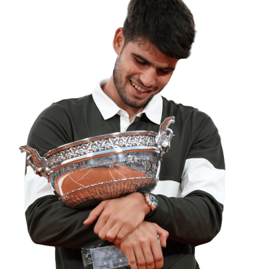 Carlos Alcaraz con el trofeo de Campeón de Roland Garros vs Sinner.