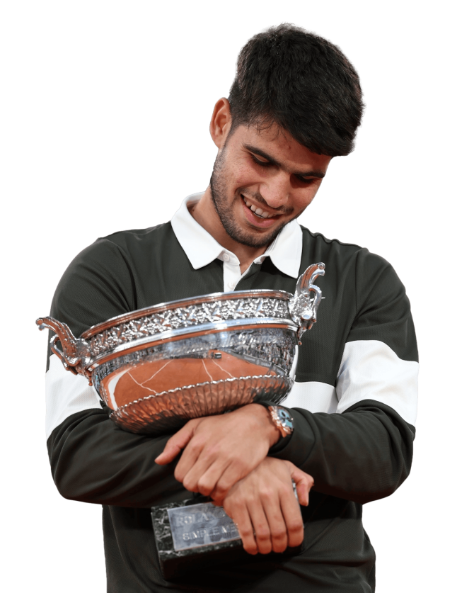 Carlos Alcaraz con el trofeo de Campeón de Roland Garros vs Sinner.